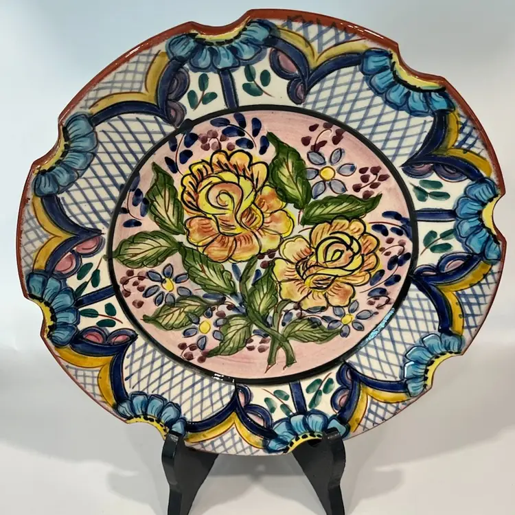 Olaria Carrilho Lopes- So Pedro Corval Portugal- 🤩Beautifully Hand Carved/Painted/Signed by Artist- Plate- 8.5” Amazing Detail & Color- Scalloped Edge