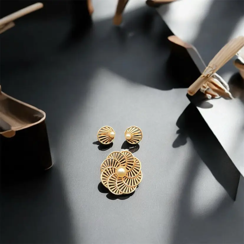 Crown Trifari Gold Tone Faux Pearl Brooch 2β & Clip-on Earrings 3/4β KK58