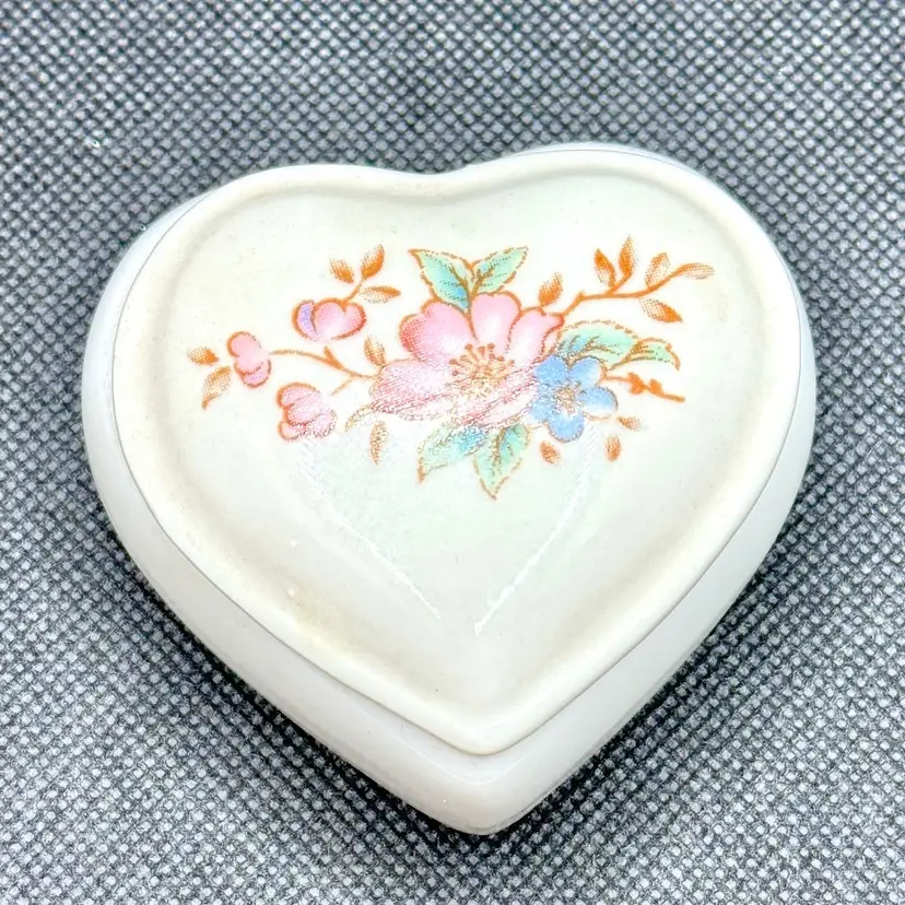 Vintage 1980’s Heart Shape Small Trinket Box Flower Floral Pattern, Unbranded