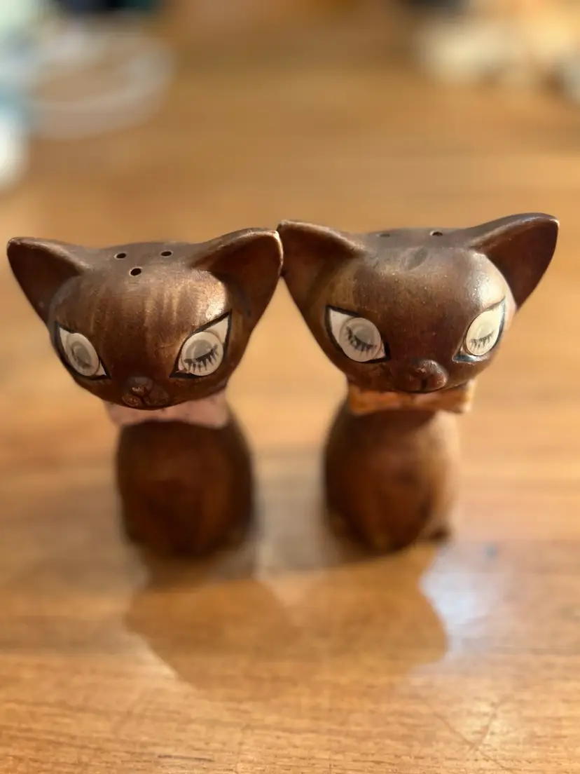 Winking cats salt and pepper shakers