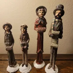 Set of 4 Vtg Christmas Caroler Figurines Victorian Dickens Resin