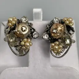 Signed Robért Robert DeMario Pearl Rhinestone Filigree Cluster Clip On Earrings Vintage