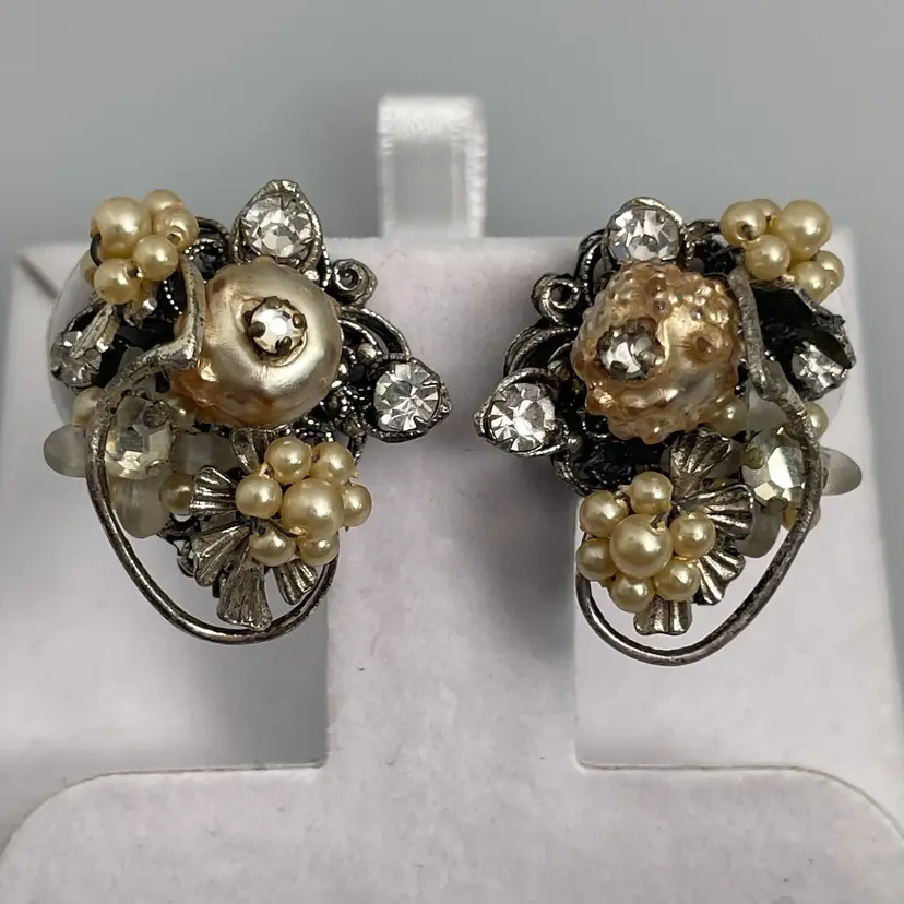 Signed Robért Robert DeMario Pearl Rhinestone Filigree Cluster Clip On Earrings Vintage