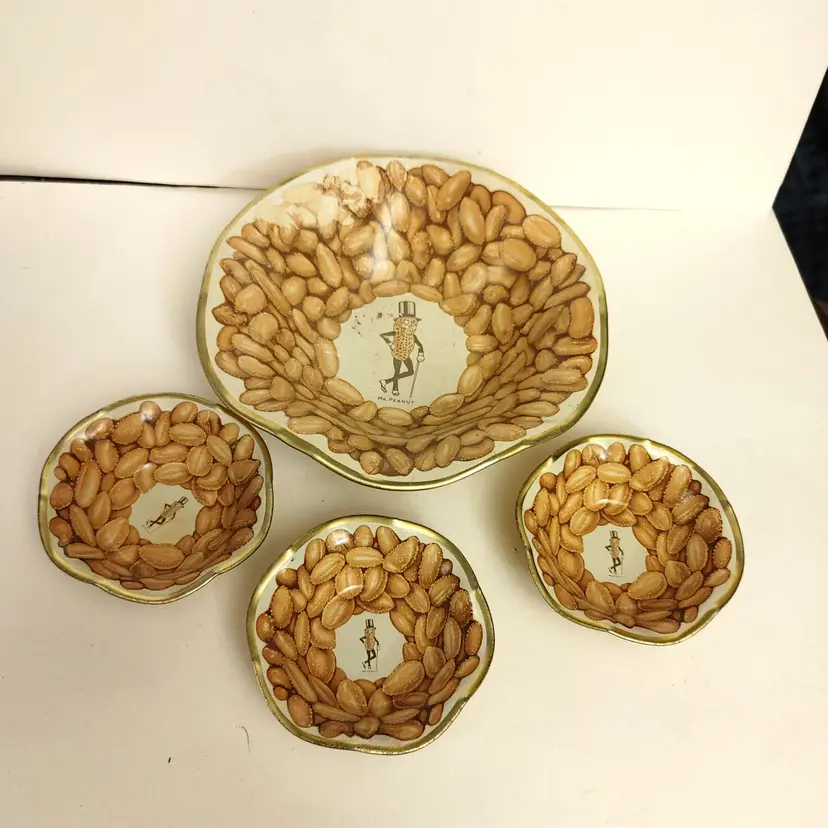 Mr Peanut 4 Piece Tin Snack Bowl Set. 1940-60. Some paint loss.