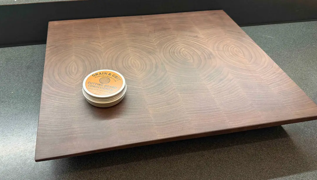 Walnut End Grain Cutting Board-large-14.25x17.25-Edge Profile and Feet