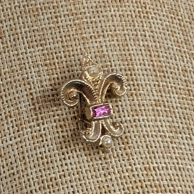 Vintage Gold Tone Fleur De Lis Brooch Pink Rhinestone Faux Pearls 1" C Clasp