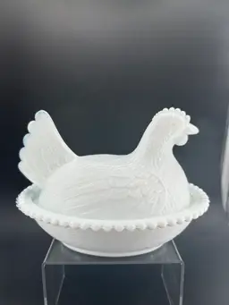 VINTAGE MILK GLASS HEN ON NEST COVERED DISH