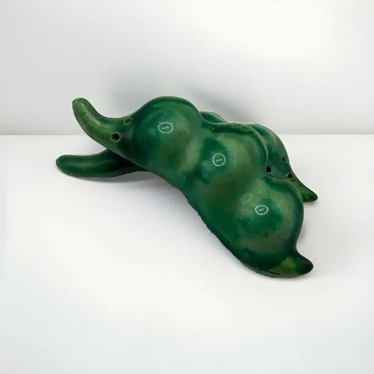 Vintage Pea Pods Peas in Pod One-Piece Combined Salt & Pepper Shaker Japan Cute