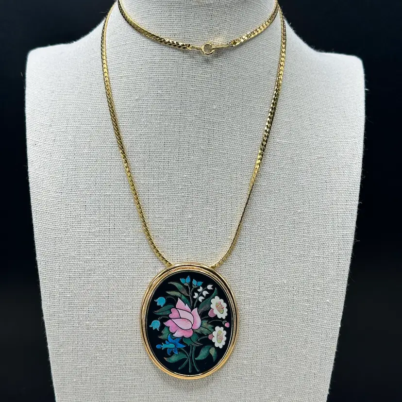 A084 - Avon Floral Pendant In Gold-tone Necklace.