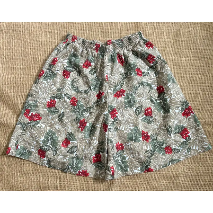 Vintage Tropical Hawaiian Shorts Medium Large Beige Green Red Palm Leaves Floral