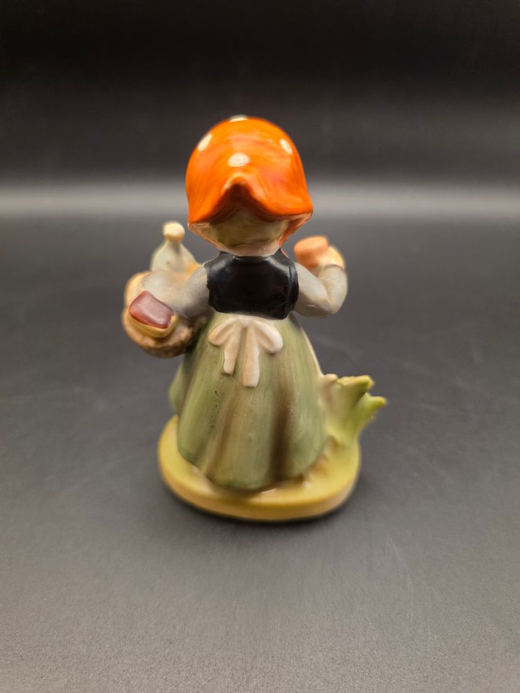 Napcoware girl figurine w/stuff