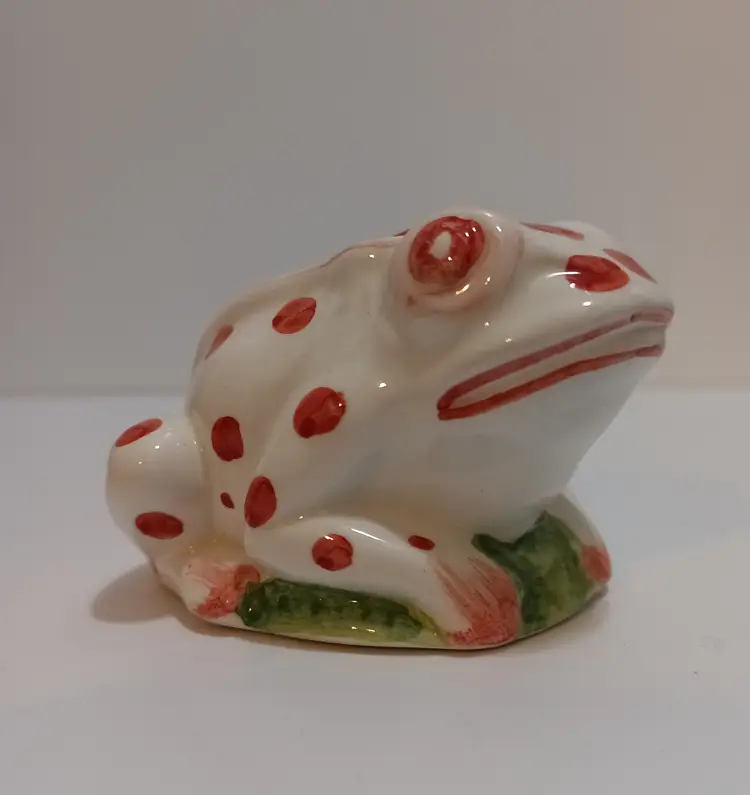 Jilly Walsh Frog Figurine for Mariposa Italy