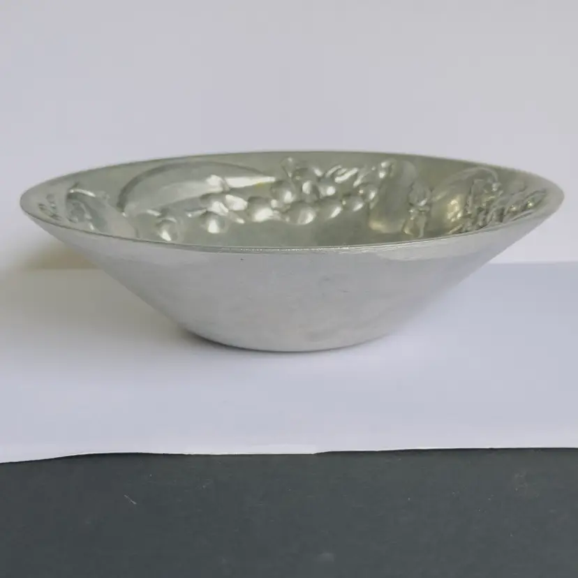 #749 Wilton Co, Round Fruit Bowl, Serving Dish, Fruit Design, 9” Wide 2” Tall