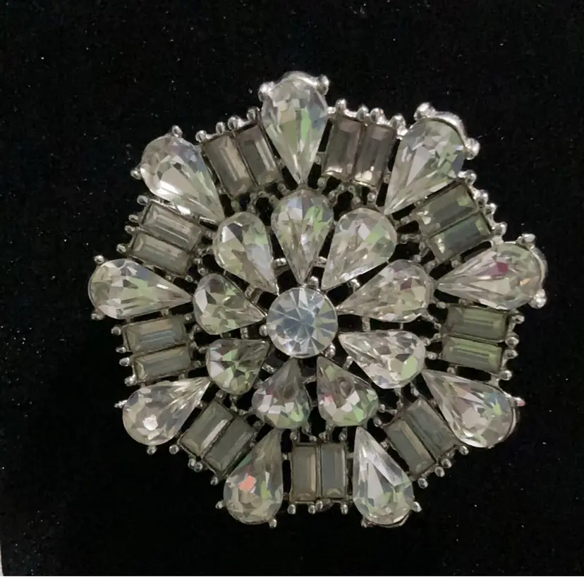 Gorgeous Vintage Silvertone Floral Flower Design Brooch . With Clear Glass Rhinestone. Super Gorgeous Brooch , Not Signed.