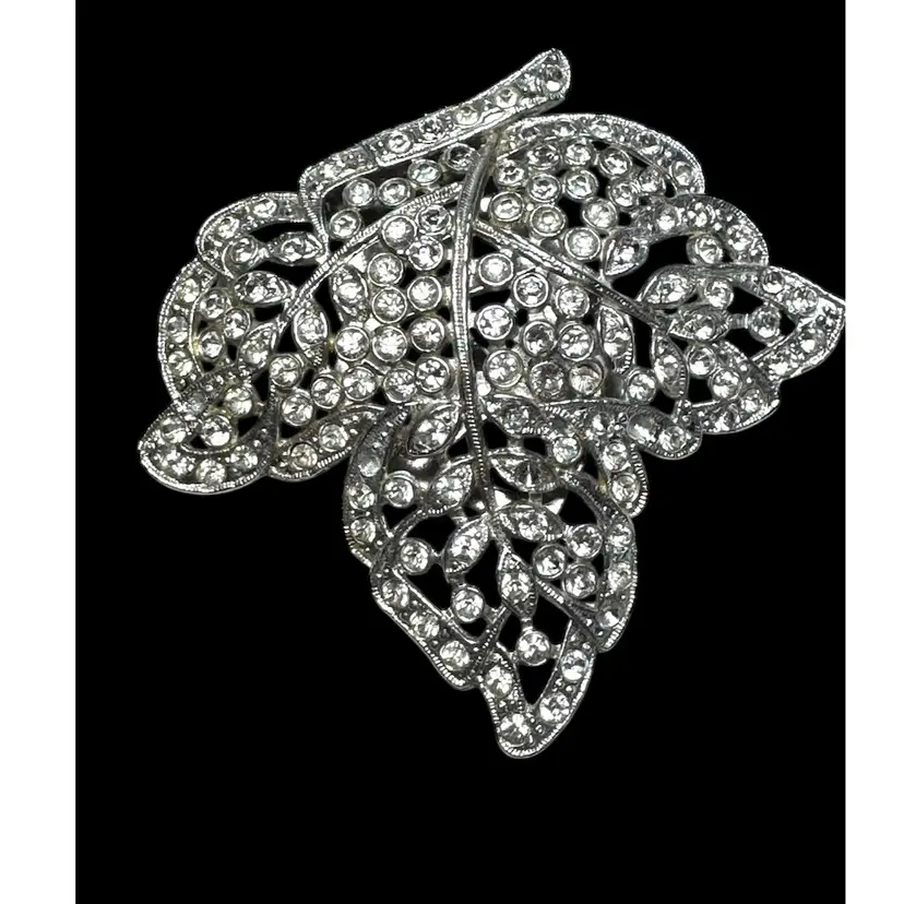 Art Deco Pot Metal Rhodium Plated Rhinestone Leaf Dressy Dress Fur Clip