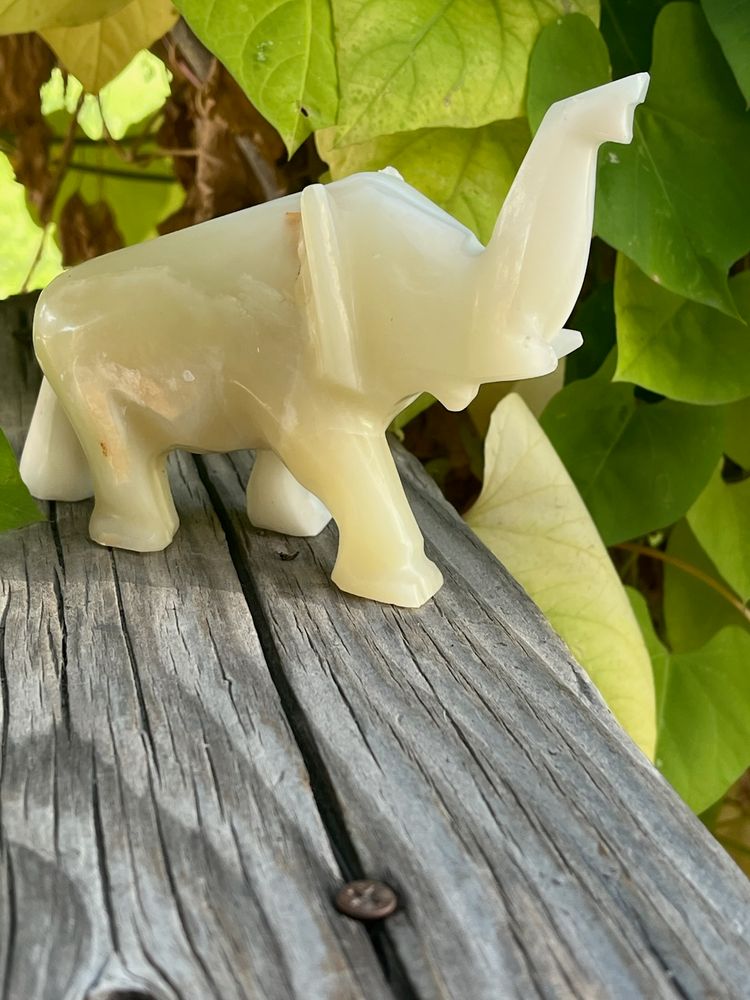 Carved Onyx Elephant Figure 515 grams