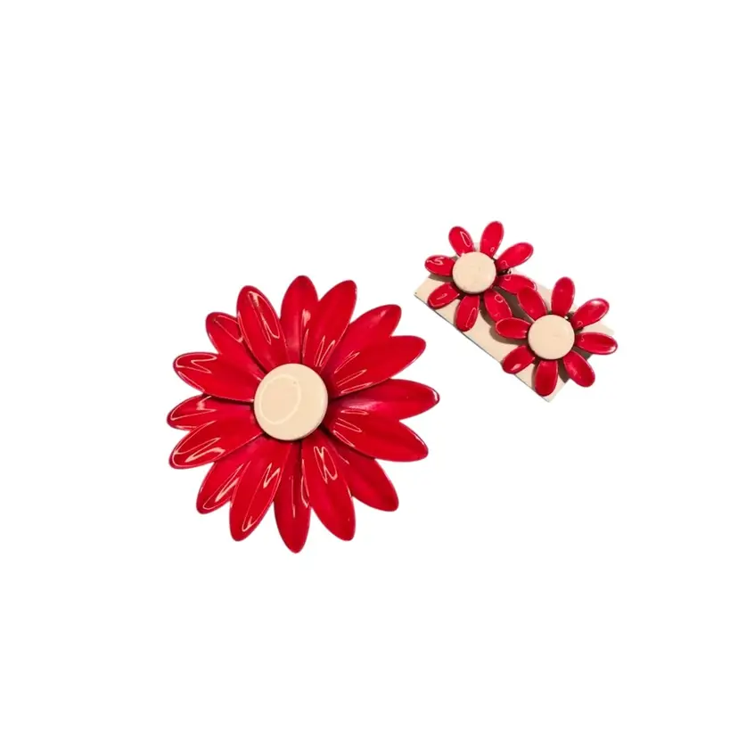 Metal Flower Power Red & White Brooch & Clip-on Earrings Set. Brooch is 2 1/2β and earrings are 1β in diameter. KK55