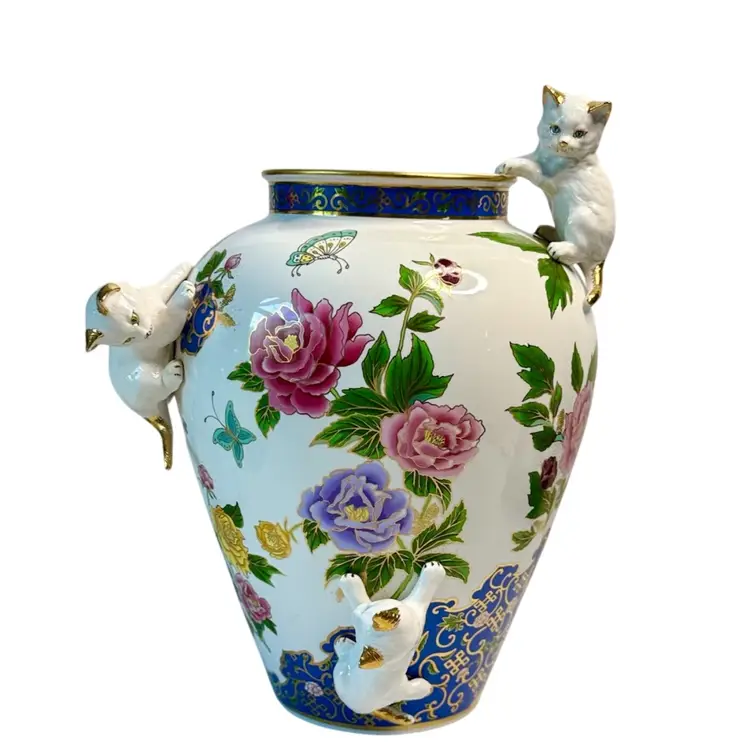 Ceramic Vase “The Vase Of The Imperial Cats" Toshiharu Kitagawa Franklin Mint 1989  Three Applied White Kittens Floral  Design & Butterflies  READ
10” T x 8” L
10” x 8” W x 4-1/2 W (top)