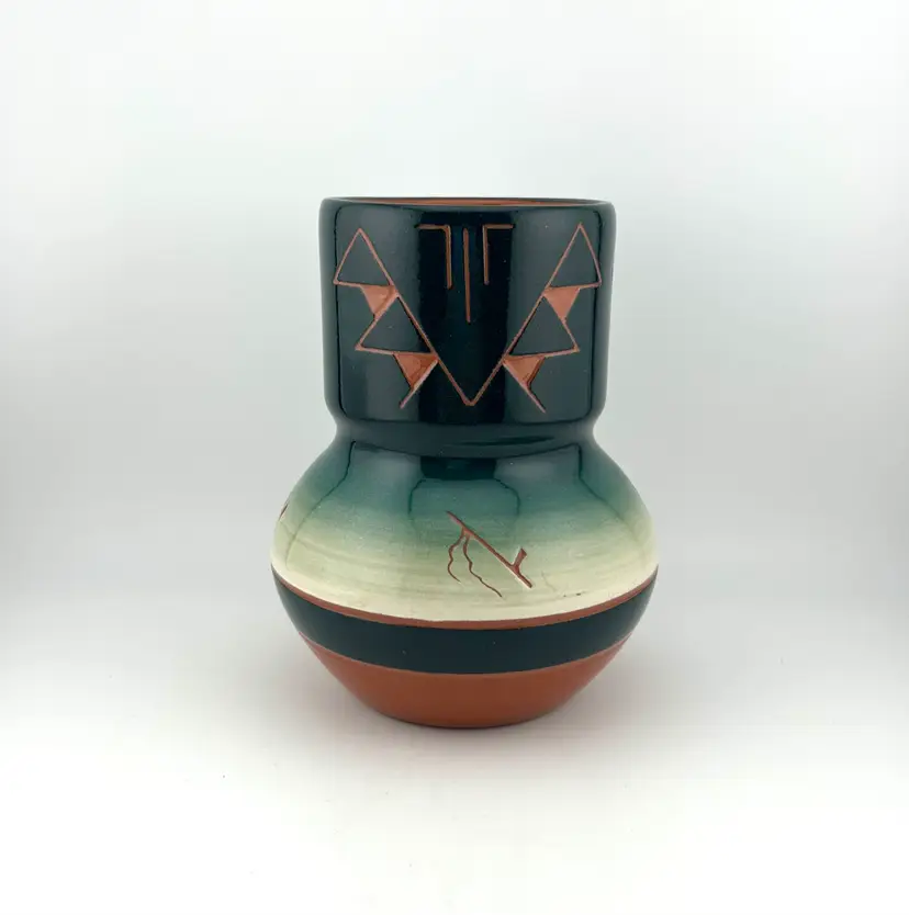 Signed Sioux Pottery Vase 4.25βx 5.75β