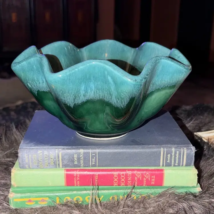 Hull Blue Green Ruffled Drip Glaze Bowl B6