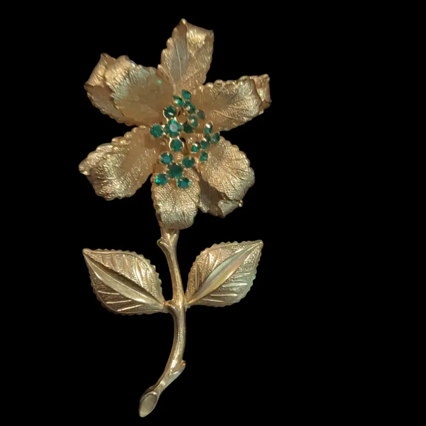 Vintage Goldtone Floral Flower Textured Brooch. With Green  Micro Glass Rhinestones In Center.