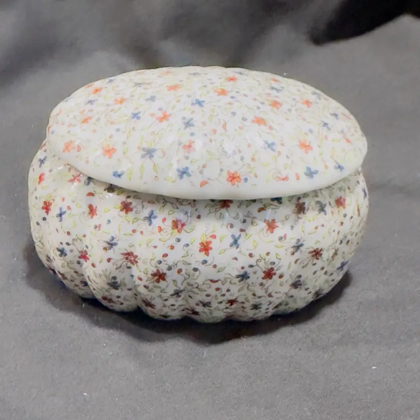 #1389 Vintage Ribbed Porcelain Floral Hand Painted Trinket Box Covered Lid Dish