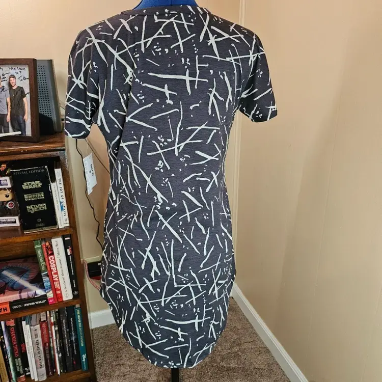 LuLaRoe Mitzi Small Black and White Geometric Tunic Top with Pockets