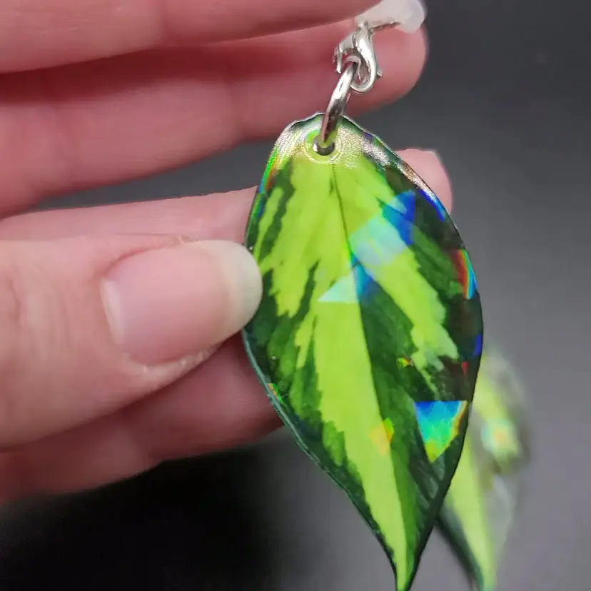 Holographic Variegated Polyneura Straw Charm