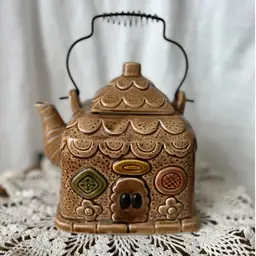 VINTAGE CERAMIC GINGERBREAD HOUSE TEA POT  COTTAGE CHIC JAPAN