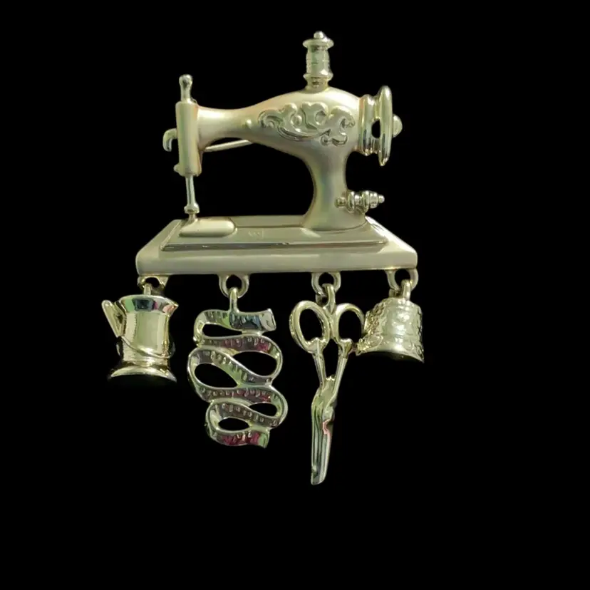 Vintage Goldtone Danecraft Sewing Machine Brooch. With Adorable Sewing Dangling Charms.