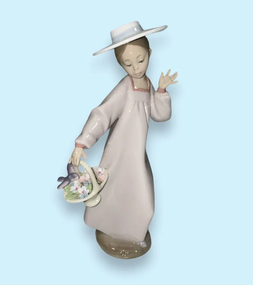 Llardo Figurine Retired Girl with Flower Basket And Bird Hello Friend 6414 MINT
