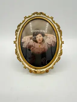 Vintage Convex Oval Glass Frame Small Vtg Oval Frame And 19th Century Woman Lithograph Small Romantic Vantity Decor Vintage Curved Glass Lithograph Item# 2025-48