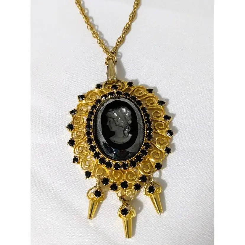 Vintage Victorian-Inspired Cameo Pendant Necklace