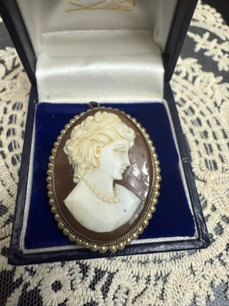 Vintage 900 silver and shell Brown cameo pendant brooch