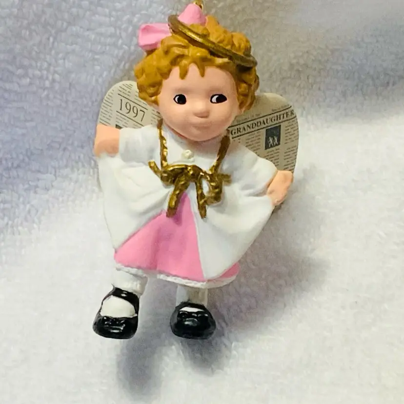 01 1997 Handsculpted Hallmark Granddaughter Handcrafted Keepsake Holiday Christmas Ornament Sculpted By Sue Tague
