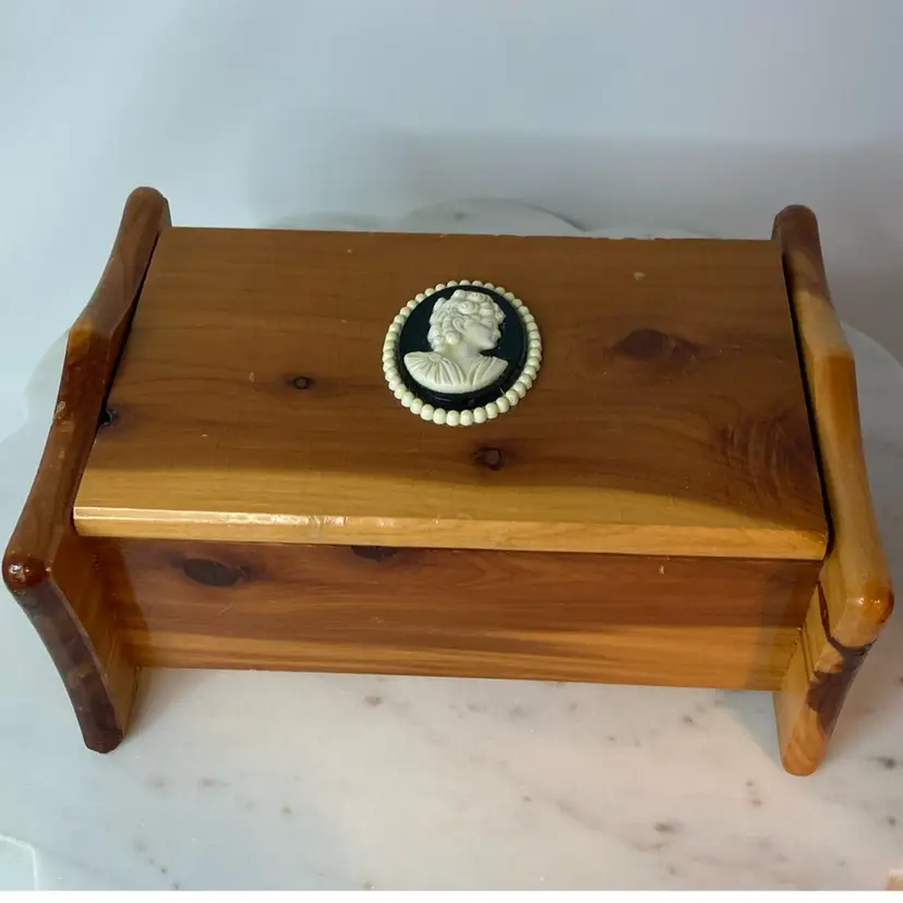 Cameo Topped Cedar Wood Box! 6 3/4” Long x 4 3/4” Wide x 3” Tall! Inside storage, 6”long x 2 3/4”wide x1 1/2” deep! See Pics!