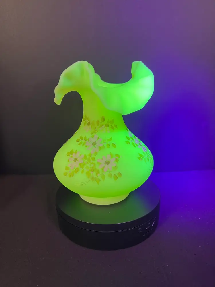 Fenton Daisies on Custard Vase