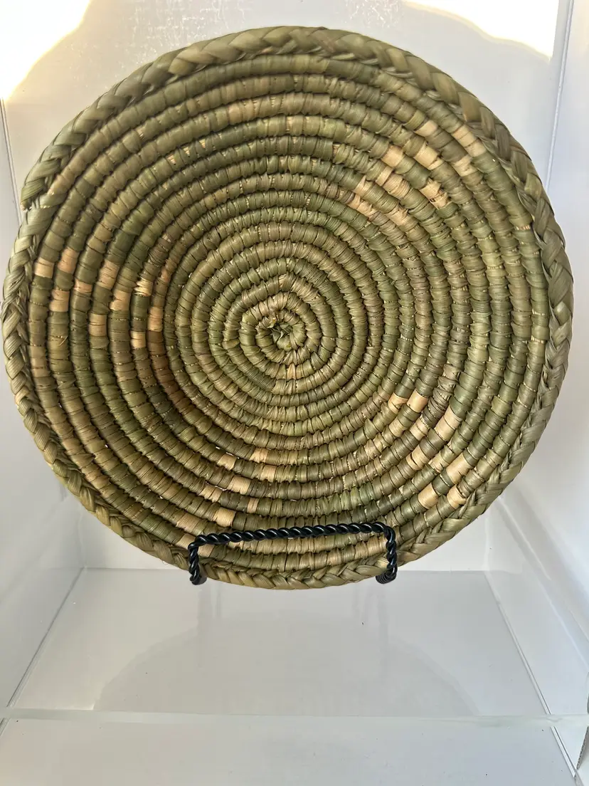 Vintage Handwoven Coiled Grass Basket / Tray – Boho Southwestern Style Wall Basket – 9” Natural Fiber