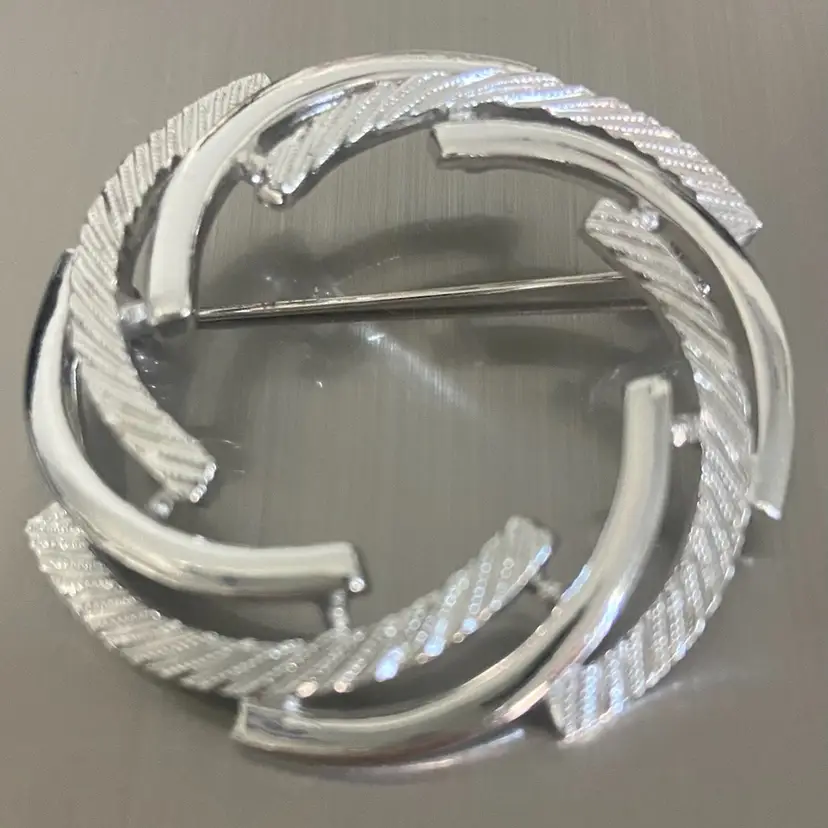 Vtg Sarah Coventry Brooch, Silver Tone, 1 3/4”