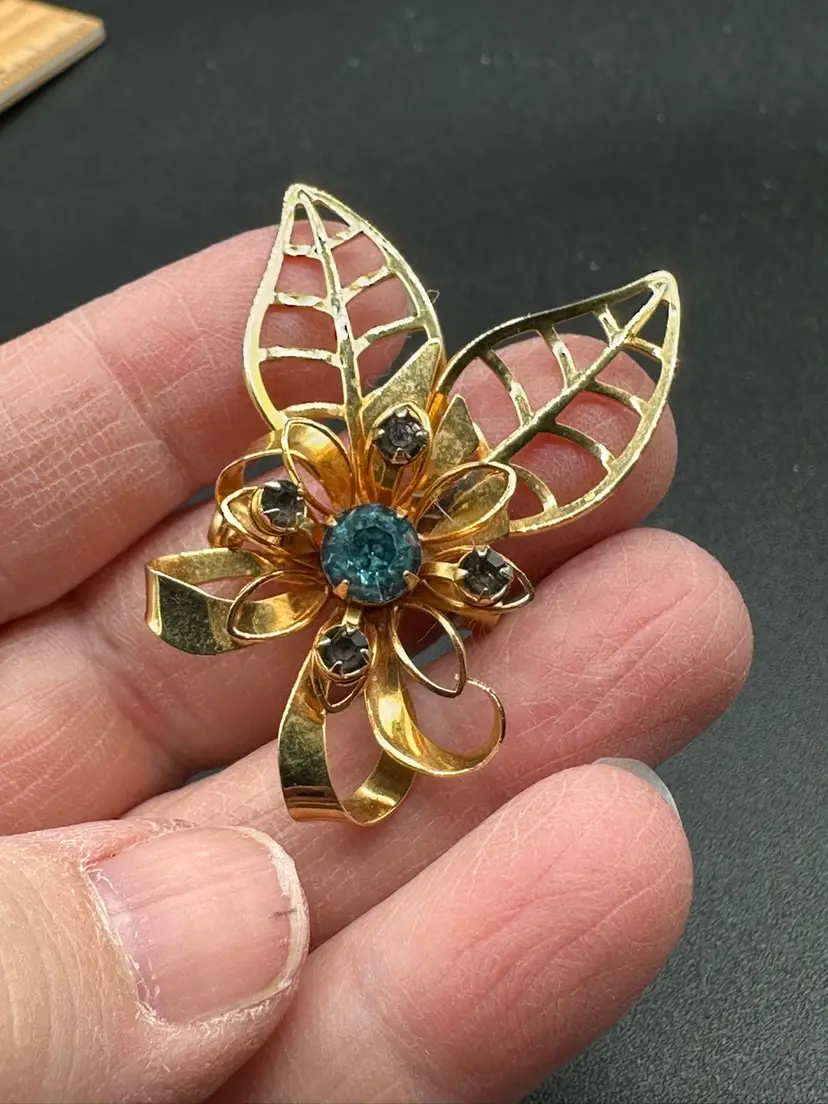 Vintage Brooch Blue Rhinestone Flower Leaves Gold Tone Mid Century Pin Pendant