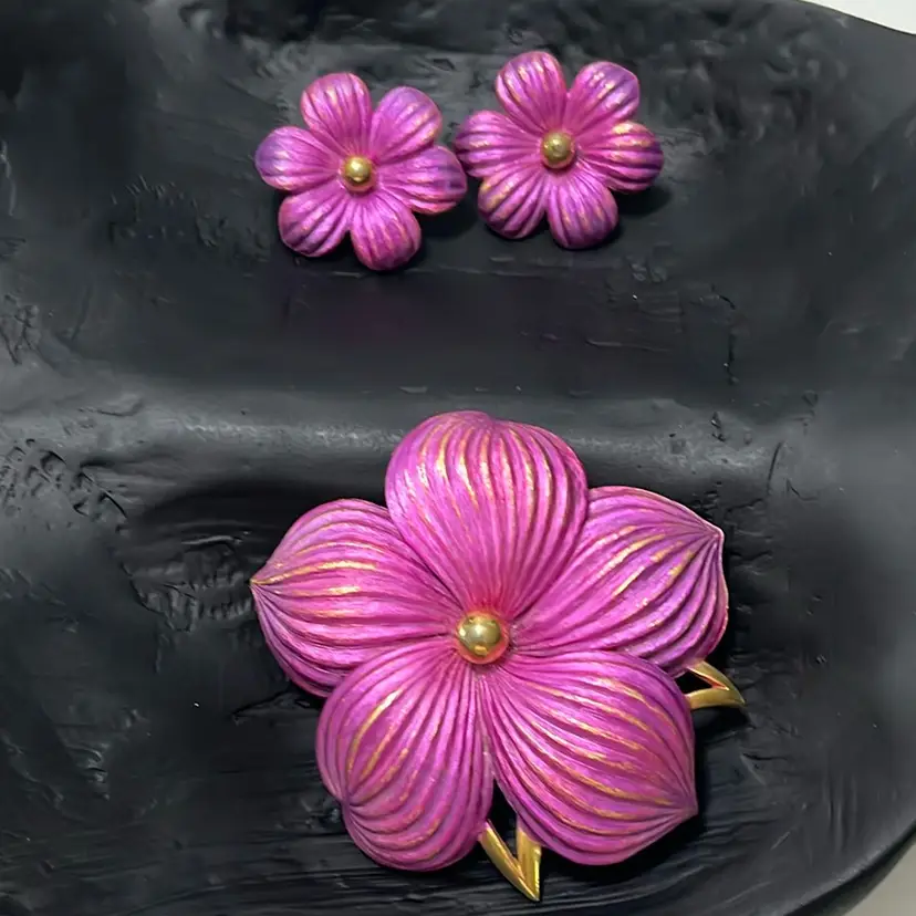 Vintage Park Lane Large Pink Enamel Gold Tone Brooch Matching Clip On Earrings Signed