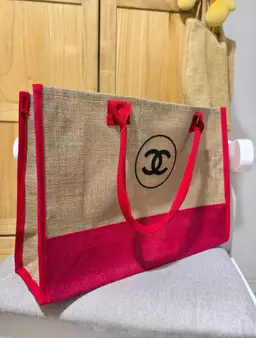 #07 - GWP/VIP CHANEL BEIGE/RED STRAW TOTE