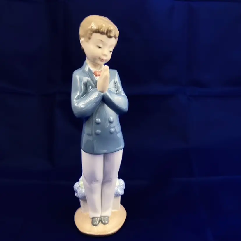 Nao Lladro Time to Pray Handcrafted Boy figurine Communion Confirmation with box