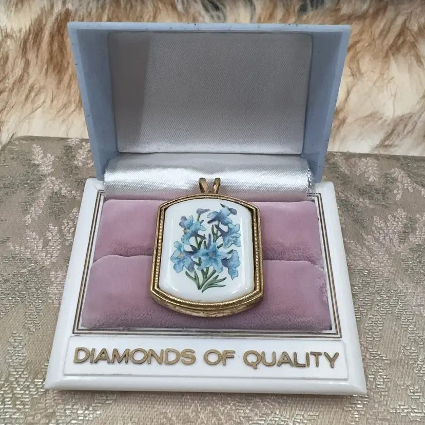 Vintage Yvonne Floral Heritage, Porcelain Pendant Only