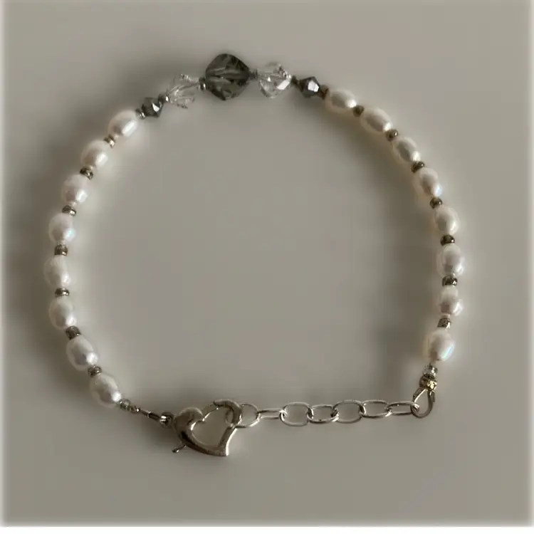 Pretty Pearl and Cut Crystal Bead Bracelet in Silver And Clear W8” Length