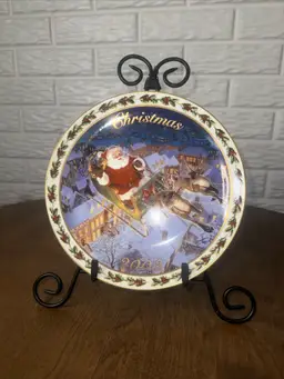 2003 Avon Christmas Plate Coming to Town Tom Newsom 22k Gold Trim Santa Reindeer