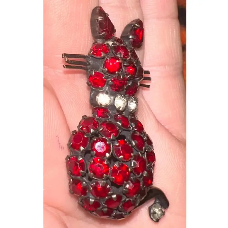 SIGNED WARNER Vintage Brooch Pin Kitty Cat Faux Red Garnet Glass Rhinestones