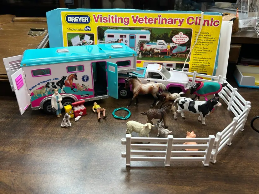 Breyer Stablemates Visiting Veterinary Clinic