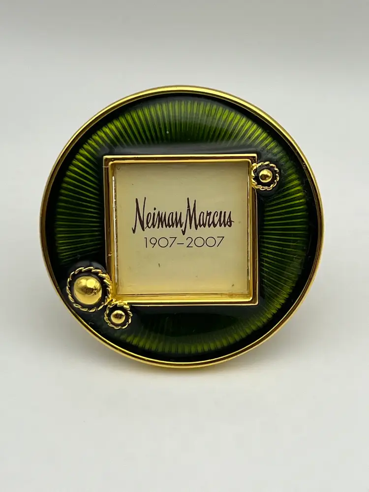 Jay Strongwater For Neiman Marcus Mini Picture Frame 2007- 2” Diameter 
Green Enamel With Gold Accents 