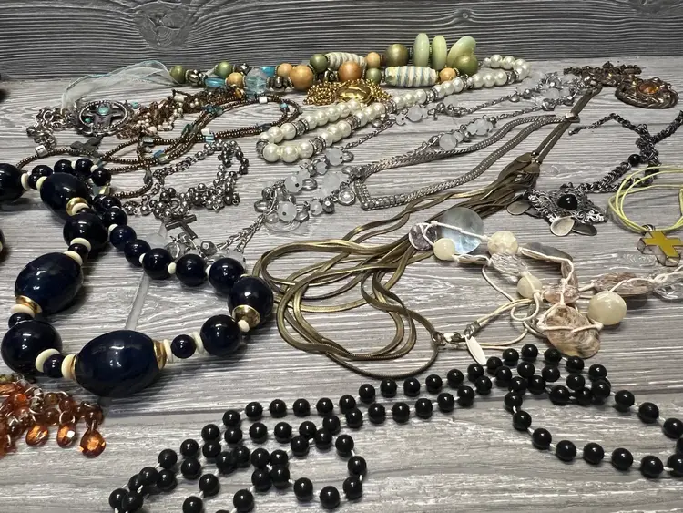 Necklaces Lot of 18 Assorted Fashion Costume Jewelry